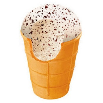 Мороженое пломбир в вафельном стаканчике с шоколадной крошкой